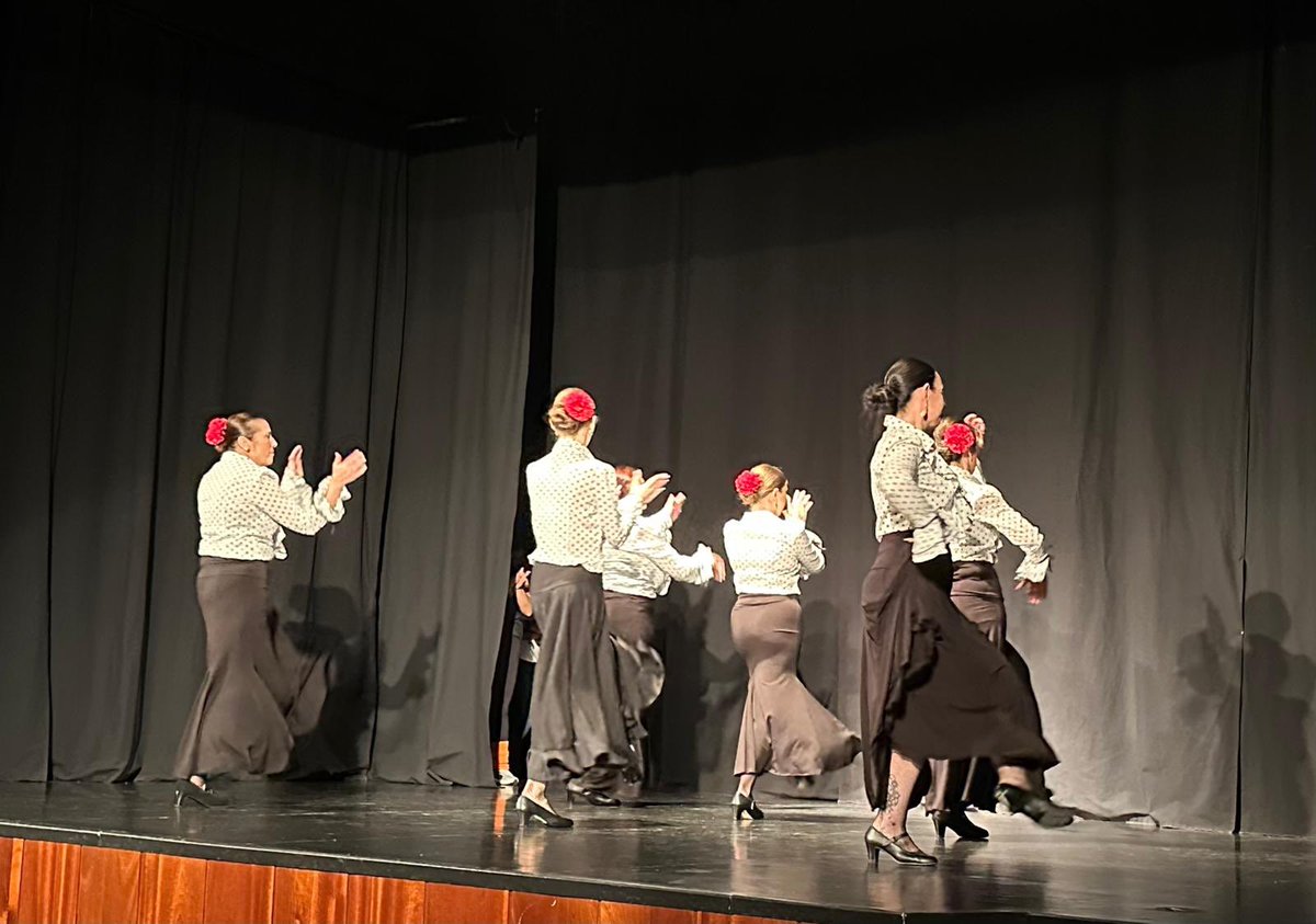 CCult_Guiju's tweet photo. 💃 Finalizan las clases de baile y danza de la Escuela Municipal con una gran actuación que mostró el esfuerzo, la dedicación y la ilusión de todo el alumnado.

👏 Gracias a los alumnos y a su profesora por una magnífica muestra de talento y trabajo.

☀️ ¡Feliz verano! https://t.co/8pdOpWOSLe