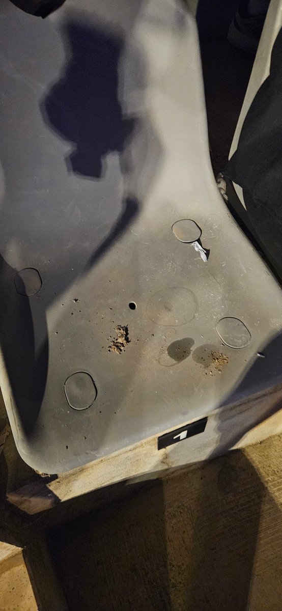 Mehmet_Uslu_'s tweet photo. Alanya açık hava tiyatrosunda rezillik !
Cok güzel hareketler 2 için buraya geldik ve koltukların durumu bu. Her taraf pis rezalet !
Herkes isyanda.Böyle bir terbiyesizlik olamaz ! 
@ALANYABLD @osmantarikozclk @MehmetAliDim @AlanyaManset @alper_kutay https://t.co/GT6lIyqYHC