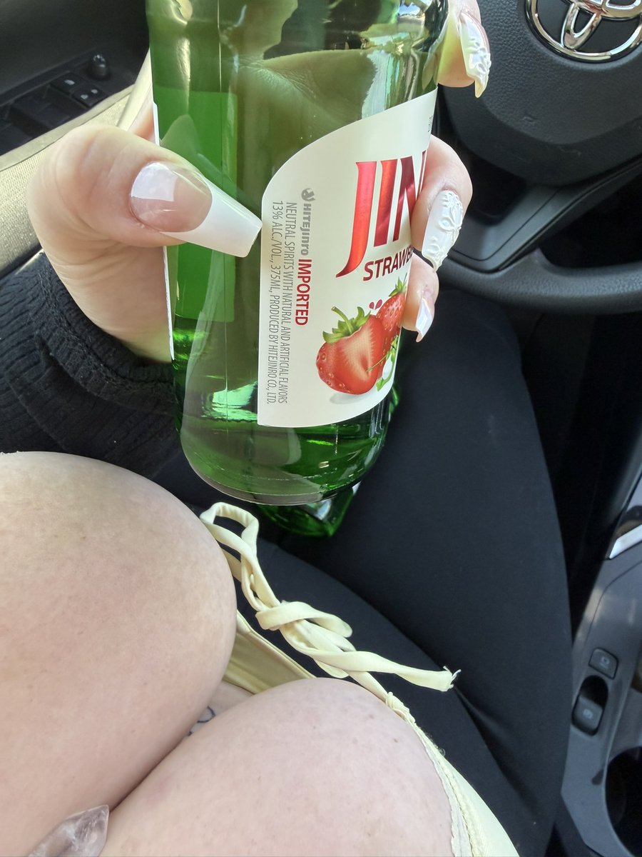 itsmindymoon's tweet photo. 🍓🤍✨ https://t.co/6LpuJftHmD