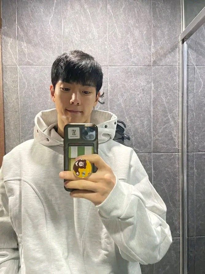 yiyichaos's tweet photo. nunu’s cute little bear phone cases, he is so cute 😭🤎 https://t.co/JETS3G0KWR
