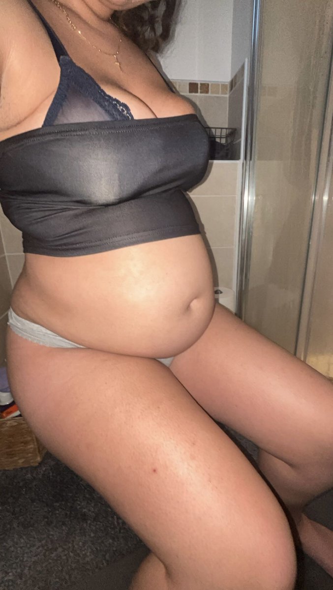 bloatedbabe11's tweet photo. 3 litres down, how many more should I do?? #feederism #feedee #feedism #weightgainfetish #bellyexpansion https://t.co/JnWg5pFVEE