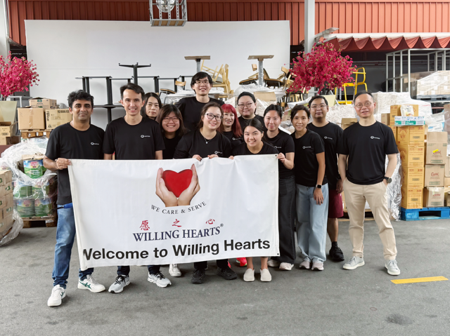 Oaktree's tweet photo. Oaktree Singapore demonstrated strong teamwork prepping, packing, and delivering meals in support of @WillingHeartsSG. Beneficiaries include the elderly, the disabled, low income, single parent or otherwise poverty stricken families, and migrant workers. #OurCommunitiesMatter https://t.co/ZyhLJ1wpKl