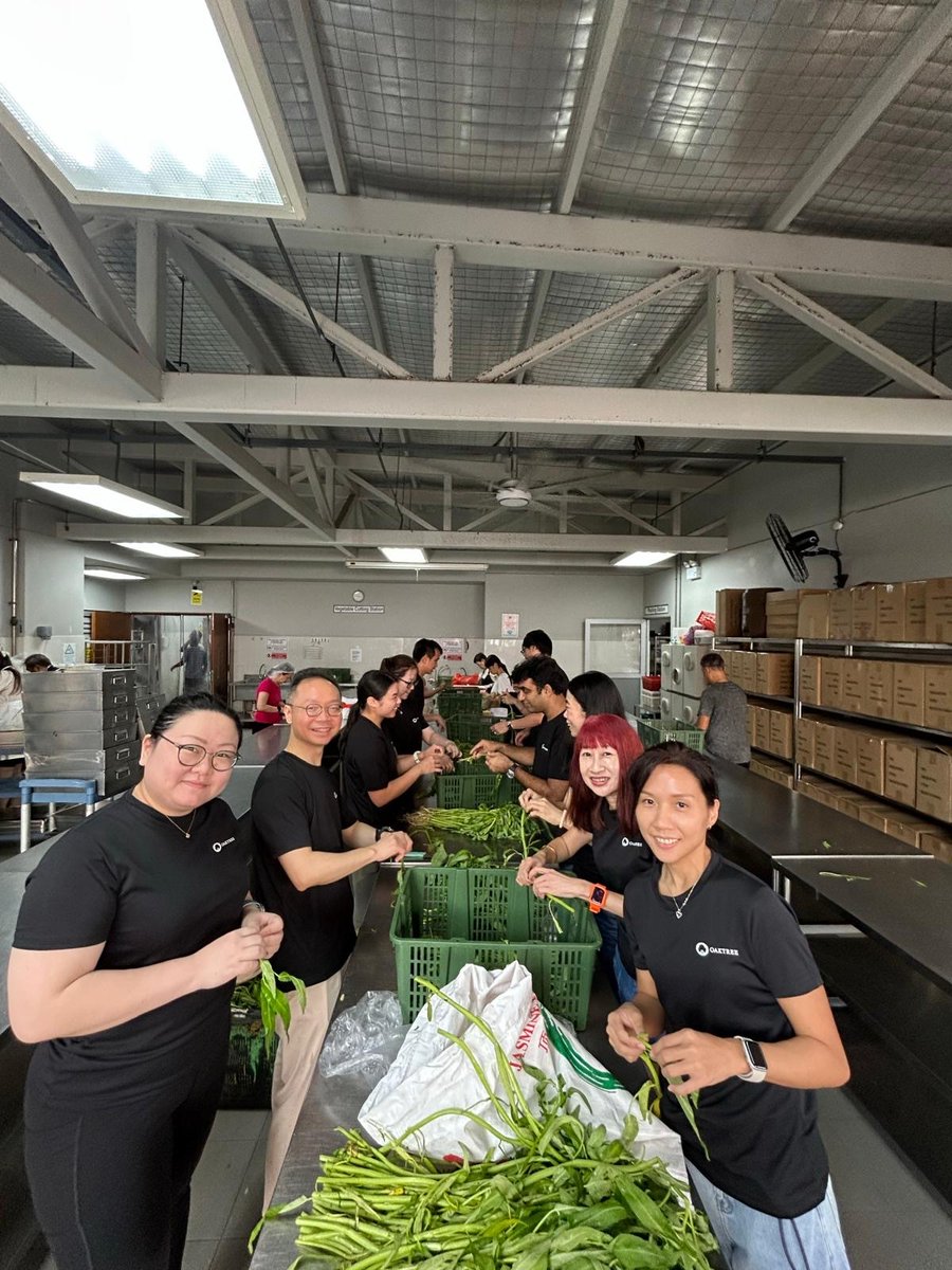 Oaktree's tweet photo. Oaktree Singapore demonstrated strong teamwork prepping, packing, and delivering meals in support of @WillingHeartsSG. Beneficiaries include the elderly, the disabled, low income, single parent or otherwise poverty stricken families, and migrant workers. #OurCommunitiesMatter https://t.co/ZyhLJ1wpKl