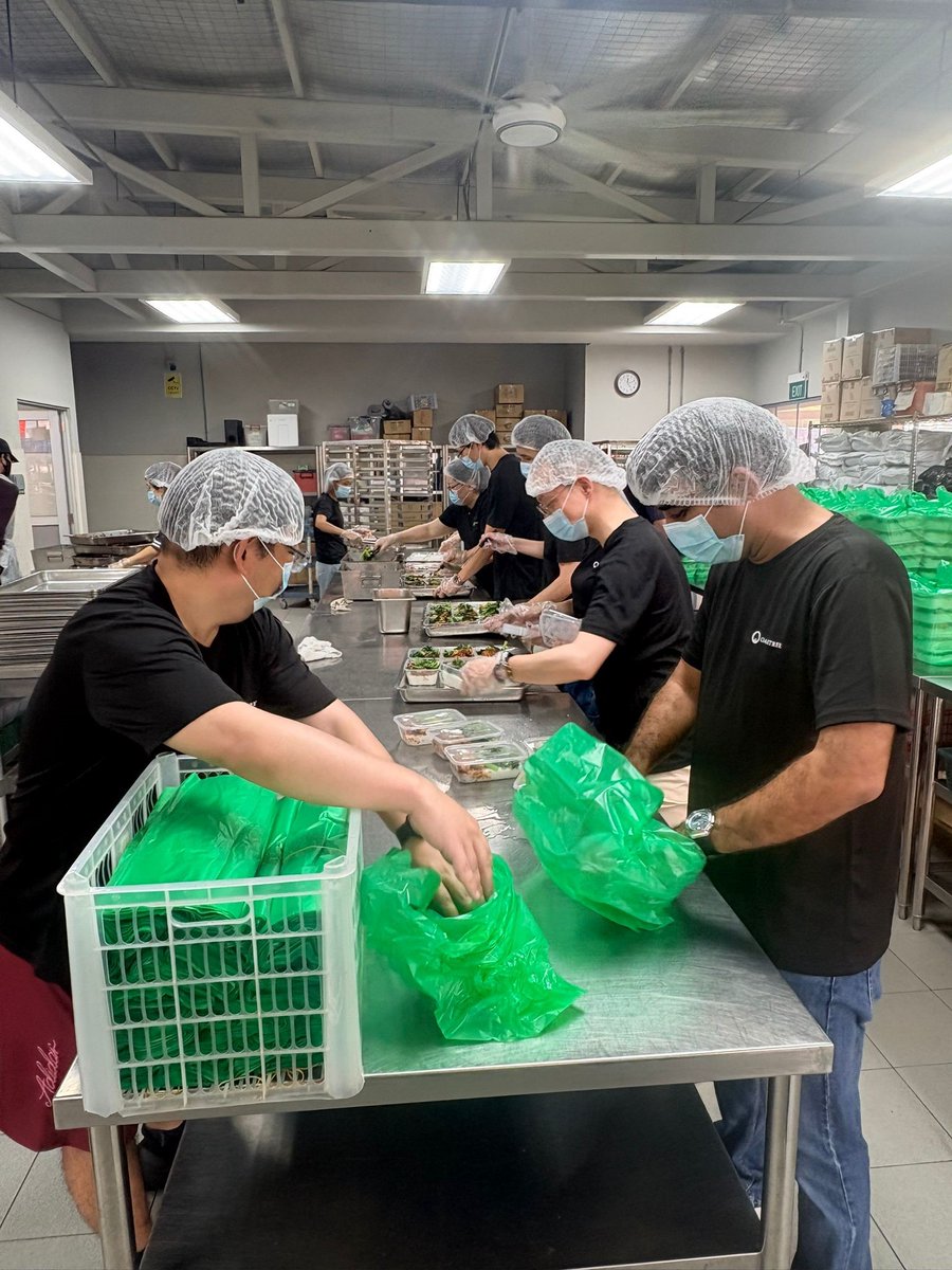 Oaktree's tweet photo. Oaktree Singapore demonstrated strong teamwork prepping, packing, and delivering meals in support of @WillingHeartsSG. Beneficiaries include the elderly, the disabled, low income, single parent or otherwise poverty stricken families, and migrant workers. #OurCommunitiesMatter https://t.co/ZyhLJ1wpKl