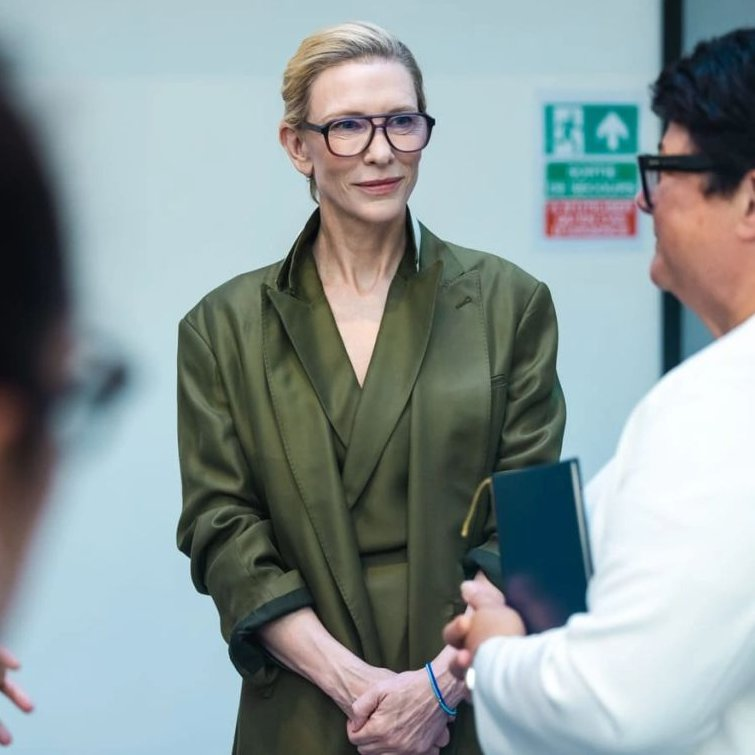 bbblanchett's tweet photo. cate blanchett at the european parliament headquarters in brussels today 💚 https://t.co/0XYm98KGRg