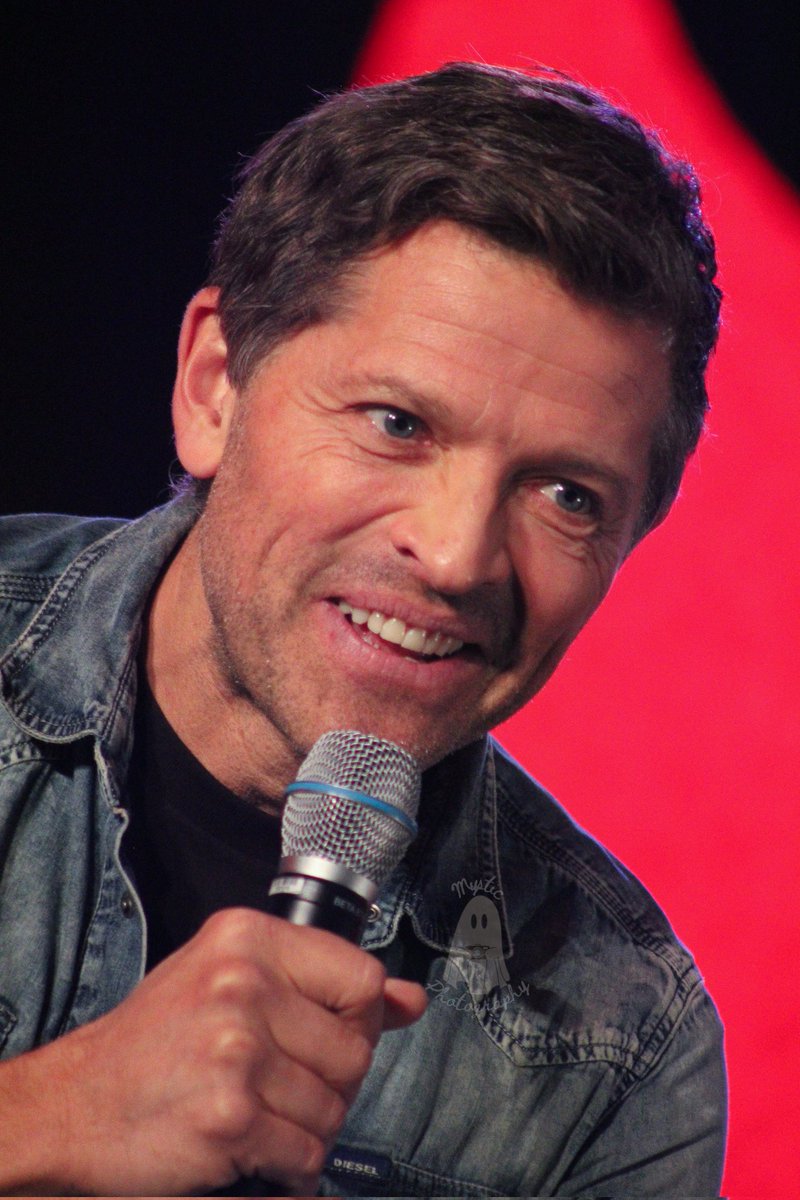 __mysticphotos's tweet photo. So I just rented a mirrorless camera and lens for #spnToronto. Shall see how it goes, especially for these two lovely men. #Jensenackles #spnvegas #fanfusion #mishacollins #spnfamily https://t.co/BgKiioND3y