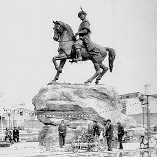 parvinsoheili's tweet photo. مجسمۀ برنزی شاه عباس در میدان آزادی اصفهان نصب بوده. اوایل انقلاب دفنش می‌کنن که آسیب نبینه. حالا مسئول دفن مجسمه از دنیا رفته و کسی از محل دفنش خبر نداره.
این مجسمه اثر ایرج محمدیه. https://t.co/cP32k9zrts
