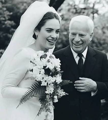 GustavoAdolf_'s tweet photo. Cuando Charlie Chaplin 🇬🇧 decidió casarse con Oona O'Neill 🇧🇲, 30 años menor que él, Le dijo lo siguiente: 
- Cásate conmigo para enseñarte a vivir y tú a enseñarme a morir... Ella respondió: 
- No Charlie, me casaré contigo para que me enseñes a madurar y te enseñaré a ser joven hasta el final. 
Fue un matrimonio maravilloso, tuvieron 8 hijos y vivieron juntos hasta que Charlie murió a los 88 años ... Quien ama no es duro, no se aburre, no huye, no deja, no engaña. Fue allí cuando compuso la canción CANDILEJAS , una de sus estrofas reza algo así: 
"Tú llegaste a mi cuando me voy, eres luz de abril yo tarde gris", fue dedicada a su amor Oona.💕