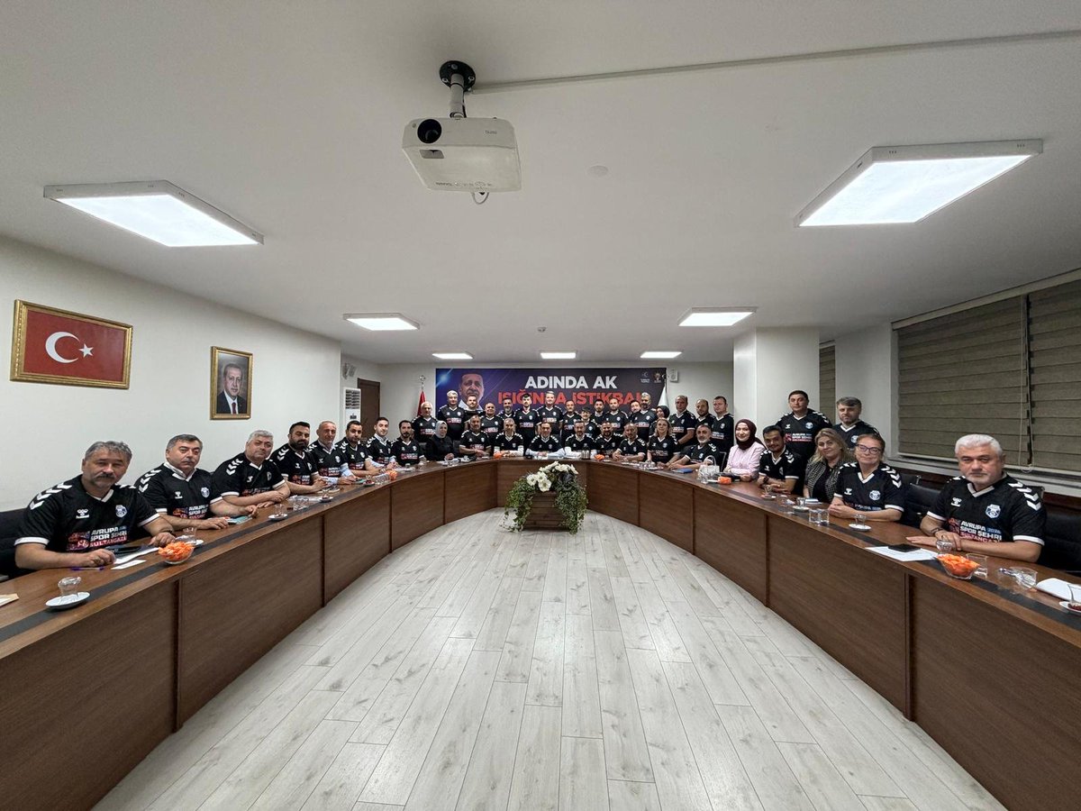 ImdatKamac's tweet photo. Avrupa Spor Şehri unvanını ilçemize kazandıran, spora ve gençliğe verdiği desteklerle Sultangazi'mizin gelişimine önemli katkılar sunan Belediye Başkanımız Sn. Av. Abdurrahman Dursun’a teşekkür ediyorum.

Sultangazi’yi sporun, gençliğin ve başarının merkezi haline getirme yolunda ortaya koyduğu vizyon ve emeklerinden dolayı kendilerine şükranlarımı sunuyorum.

#Sultangazi #AvrupaSporŞehri

@abdullahozdemir 
@avadursun