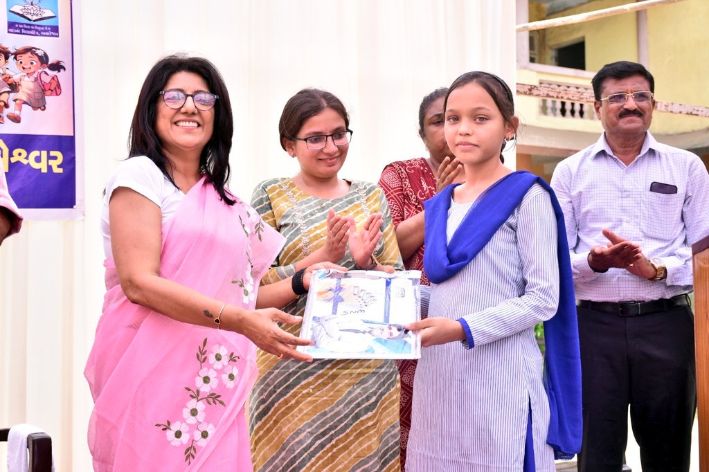 CollectorBharch's tweet photo. આજરોજ કન્યા કેળવણી મહોત્સવ અને શાળા પ્રવેશોત્સવ-૨૦૨૬ અંતર્ગત અધિક મુખ્ય સચિવશ્રી (GAD) ડૉ. અંજુ શર્મા,ભરૂચ તાલુકાના કરમાડ પ્રા. શાળા અને સદાનંદ વિદ્યાલય અમલેશ્વર ખાતે ઉપસ્થિત રહી વિદ્યાર્થીઓને શાળા પ્રવેશોત્સવ કરાવ્યો તથા ઉજ્જવળ ભવિષ્ય માટે શુભેચ્છાઓ પાઠવી.
@CMOGuj @InfoGujarat https://t.co/XRd2xbvNpk