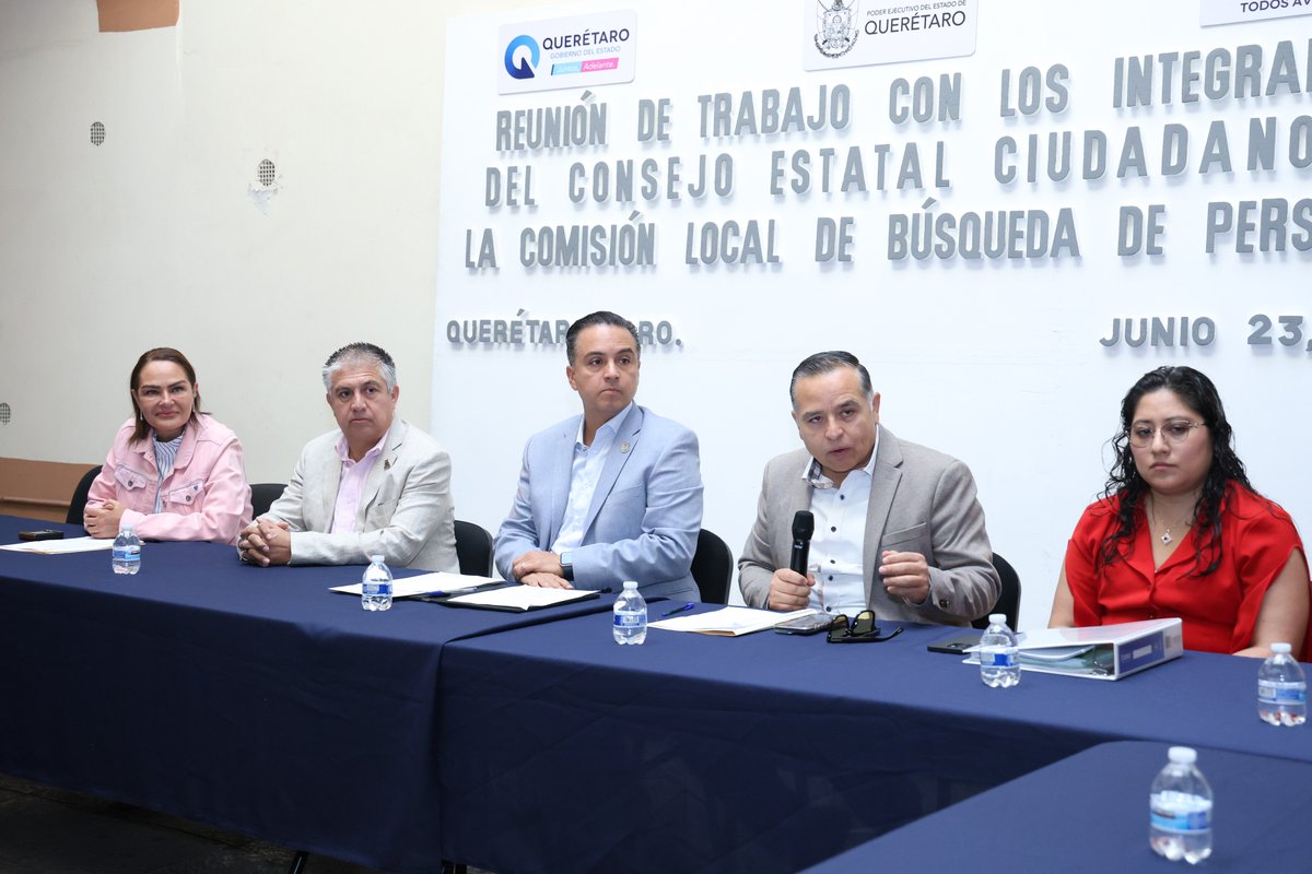 SEGOB_Queretaro's tweet photo. Reconocen importancia de la creación del Consejo Estatal Ciudadano de la Comisión Local de Búsqueda de Personas

El secretario de Gobierno, @Eric_gudino, sostuvo un encuentro de diálogo institucional con el Consejo Ciudadano de la Comisión Local de Búsqueda de Personas, coordinado por César Rangel Ortiz, con el fin de conversar con sus integrantes, así como articular los esfuerzos y coordinación necesarios, teniendo presente tres aspectos: ser sensibles, actuar con inmediatez y ser eficaces en cada acción que se ejecute.

Acompañado por el presidente de la mesa directiva de la LXI Legislatura, @sinuhepiedragil y la subsecretaría de Derechos Humanos, @SolKuriL, el funcionario estatal reconoció la importancia de este Consejo Ciudadano que tomó protesta en el pleno de la Legislatura el pasado 28 de mayo, como un órgano de consulta y participación ciudadana, por lo que este encuentro, destacó, tiene como propósito fortalecer los canales de comunicación institucional, conocer los asuntos que consideran prioritarios para el adecuado desarrollo de las funciones del Consejo Ciudadano y, en su caso, identificar aquellas acciones que puedan ser atendidas o canalizadas por las instancias competentes.                                                                                                                                              #AquíContigo