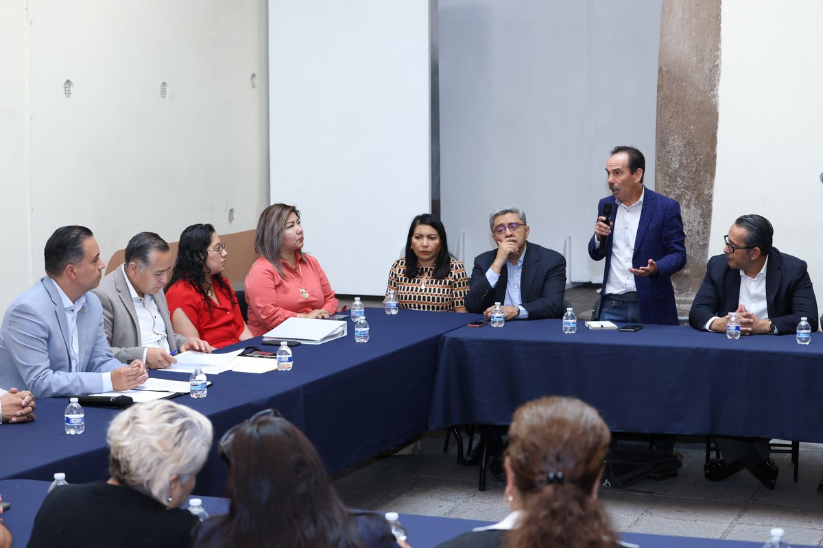 SEGOB_Queretaro's tweet photo. Reconocen importancia de la creación del Consejo Estatal Ciudadano de la Comisión Local de Búsqueda de Personas

El secretario de Gobierno, @Eric_gudino, sostuvo un encuentro de diálogo institucional con el Consejo Ciudadano de la Comisión Local de Búsqueda de Personas, coordinado por César Rangel Ortiz, con el fin de conversar con sus integrantes, así como articular los esfuerzos y coordinación necesarios, teniendo presente tres aspectos: ser sensibles, actuar con inmediatez y ser eficaces en cada acción que se ejecute.

Acompañado por el presidente de la mesa directiva de la LXI Legislatura, @sinuhepiedragil y la subsecretaría de Derechos Humanos, @SolKuriL, el funcionario estatal reconoció la importancia de este Consejo Ciudadano que tomó protesta en el pleno de la Legislatura el pasado 28 de mayo, como un órgano de consulta y participación ciudadana, por lo que este encuentro, destacó, tiene como propósito fortalecer los canales de comunicación institucional, conocer los asuntos que consideran prioritarios para el adecuado desarrollo de las funciones del Consejo Ciudadano y, en su caso, identificar aquellas acciones que puedan ser atendidas o canalizadas por las instancias competentes.                                                                                                                                              #AquíContigo