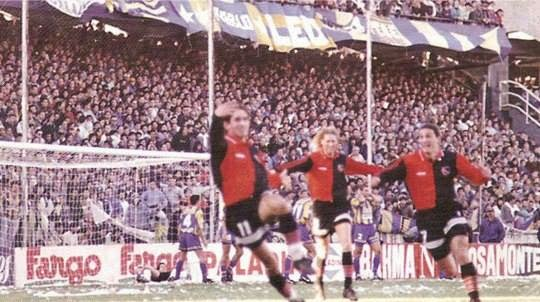 SinitoMariano's tweet photo. Un día como hoy, en 1996, Lionel Scaloni era titular en el clásico rosarino que Newell's ganó 2-0 pero no pudo terminar, por la suspensión del partido de parte de la hinchada rival, que abandonó tirando bombas antes del penal que podía ser el 3-0.

"El clásico de las bombas". https://t.co/Y1WN4G6ZuT