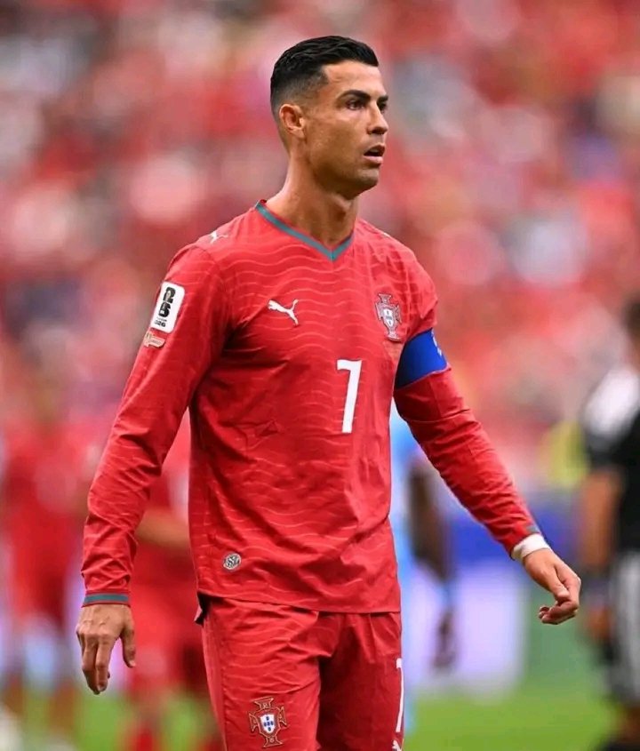 Samdarren3's tweet photo. I think Rolando will score a hart trick today #CR7 https://t.co/4KXxvMwGcU