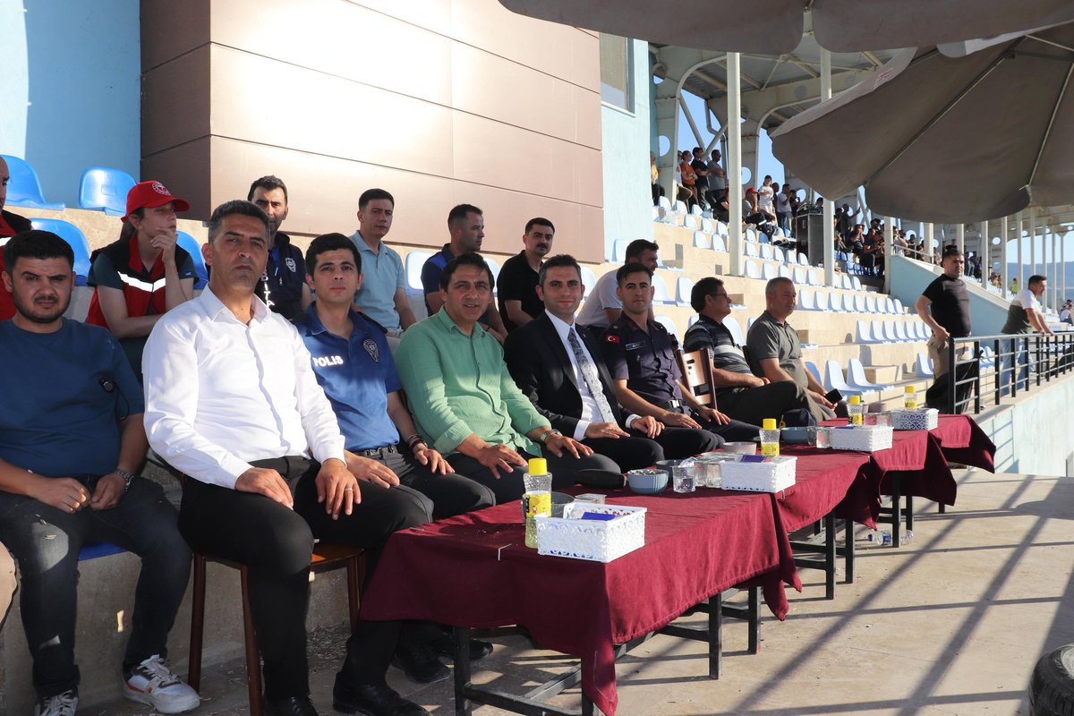 selendikaym's tweet photo. Kaymakamımız Sayın Mücahit Enes YILDIZ, Geleneksel Atlı Spor Dalları İl Temsilciliği 2026 yılı faaliyet programında yer alan İl Elemeleri Final Müsabakasında Beypınar Atlı Cirit S.K.ile Selendi Atlı Cirit S.K.arasında oynanan karşılaşmayı izledi. 
📎https://t.co/3Rx7mNOcpC https://t.co/OVMoUNVhqT