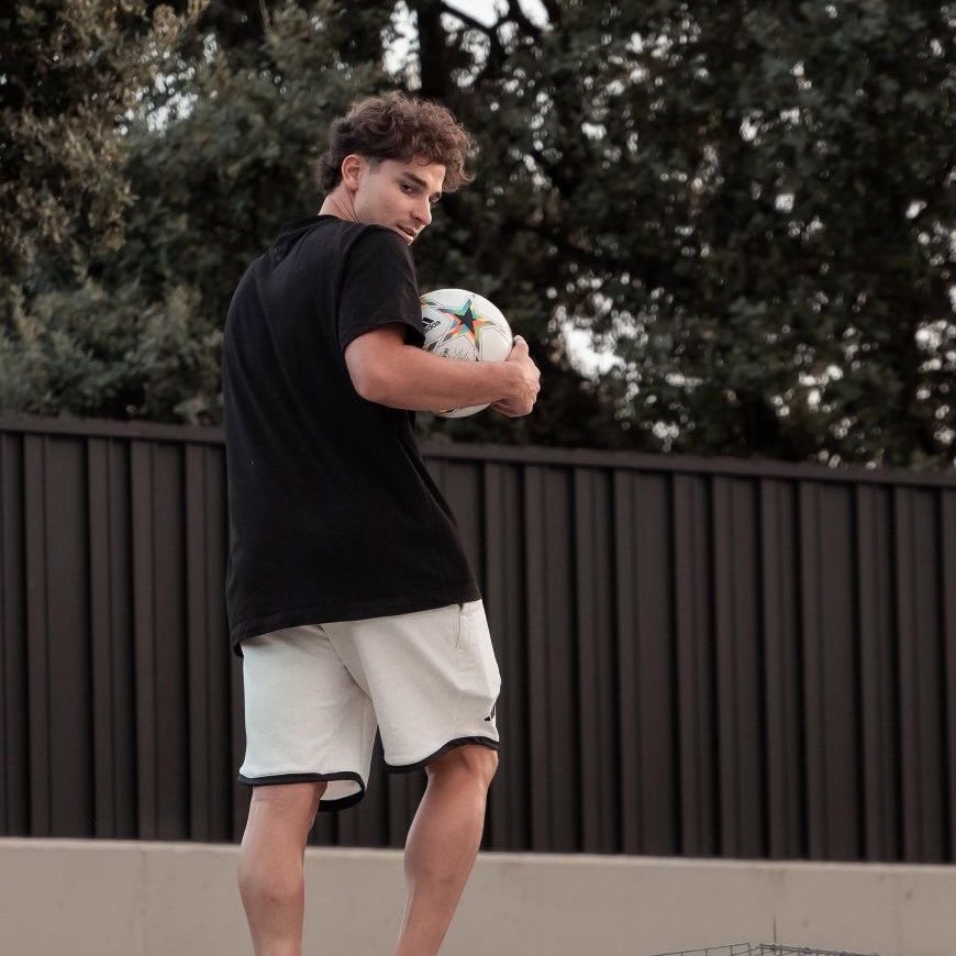jaehynsidio's tweet photo. au #enzuli #julienzo
en donde julián va a un partido de futbol 7 para cubrir a un conocido o en donde enzo tiene el peor partido de su vida contra los de la privada . . . https://t.co/VKtNo6yXKh