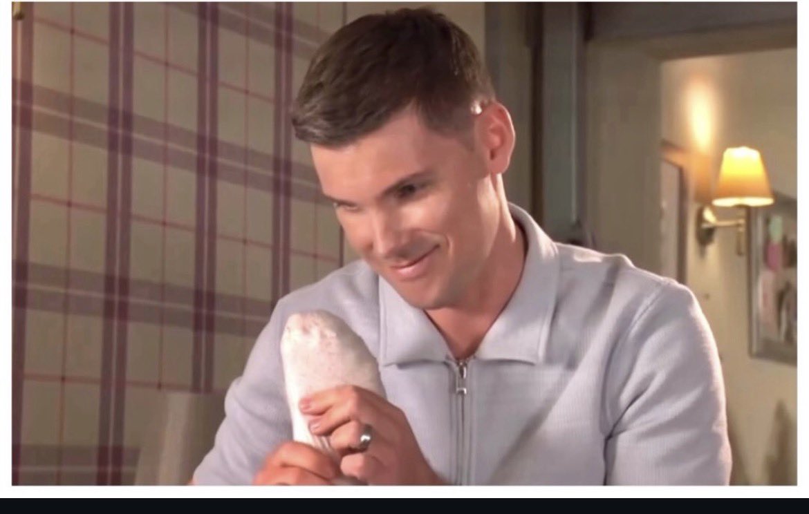 Daisy5698754470's tweet photo. Imagine trying to claim these two aren’t in love or you don’t understand why they stayed together just because they are clashing over the cross dressing. Just look at the way they look at each other ,the way they light up around each other like let’s be fr . #Hollyoaks #sterex https://t.co/oA3DGrR3LL