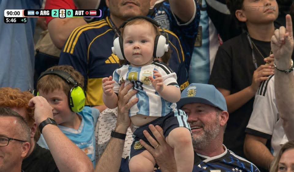 johnnyrox4ever's tweet photo. Cutest fans in the stadium stole the spotlight.
1. #Argentina Fan
2. #Uruguay Fan

WorldCup2026 has given us many things, but these two little cuties stole the show.🫶🫶🫶

#Messi  #FIFAWorldCup2026 https://t.co/mVXqByDVTb
