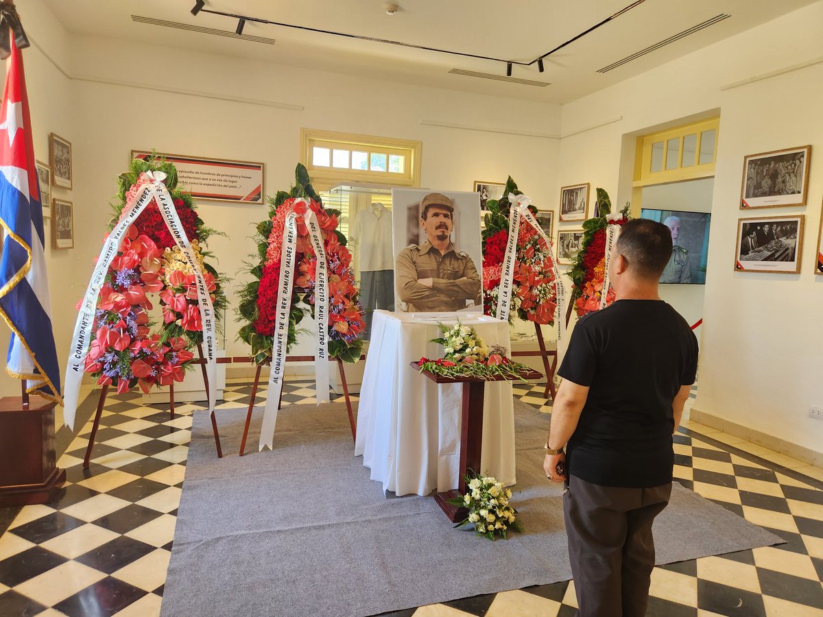 YipsyPedreira's tweet photo. #Hoy trabajadores de @TppSantiagocuba junto al pueblo santiaguero rendimos tributo al Comandante de la Revolución Ramiro Valdés Menéndez en uno de los sitios donde demostró su valentía y patriotismo. " El Moncada"
¡Gloria Eterna! 
@TSupremoCU https://t.co/pws0qLRDBL