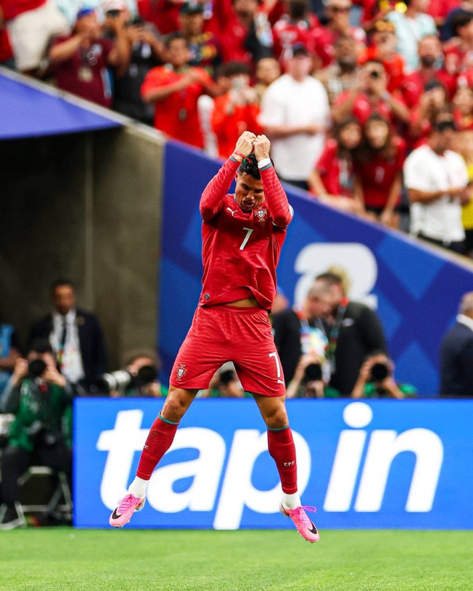 _Floper's tweet photo. -Va a llegar a los 1000 goles
-Ha metido en 6 mundiales 
-Es el máximo goleador histórico de la Champions
-Tiene 5 Champions y ganó 3 seguidas 

No volveremos a ver nada igual. Ríndanse. Es la mayor leyenda de la historia de este deporte y hemos tenido la suerte de disfrutarle https://t.co/NAeYxwCbjp