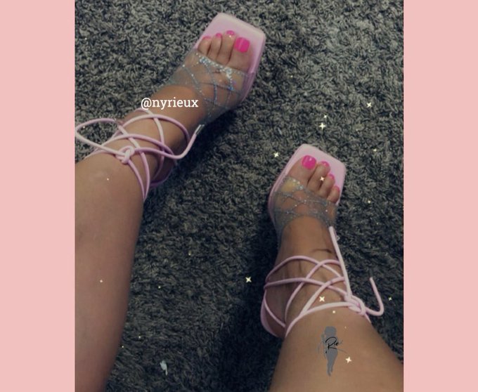 ~NyRieux~ - 4 pic. 😬 #tittiesntoes #tatatuesday #suckablenips #pamperedpaintedpiggies #lovingmyfifties #shoeporn https://t.co/FVYcPPypQ9