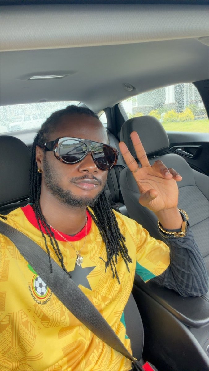 EkowBarnes's tweet photo. 33 billion hearts beat as one 🇬🇭🙏dear Lord!

~Ekow Yirenkyi ~

#Ghana #WorldCup https://t.co/lR3LWd2nEc