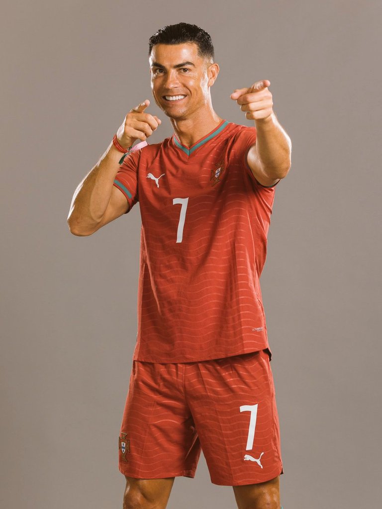 dollycryp's tweet photo. Ronaldo or messi 🤔 https://t.co/DCnFhiS3os