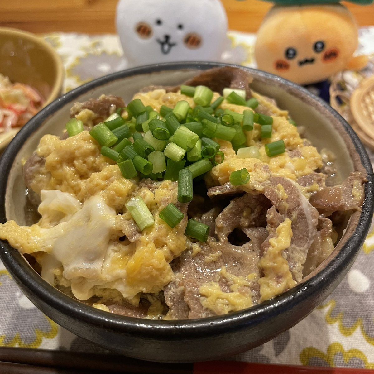 comeka3's tweet photo. 火曜日夜ごはん
豚たま丼
かにかまとキャベツのごまマヨサラダ https://t.co/frt0xG5UwF
