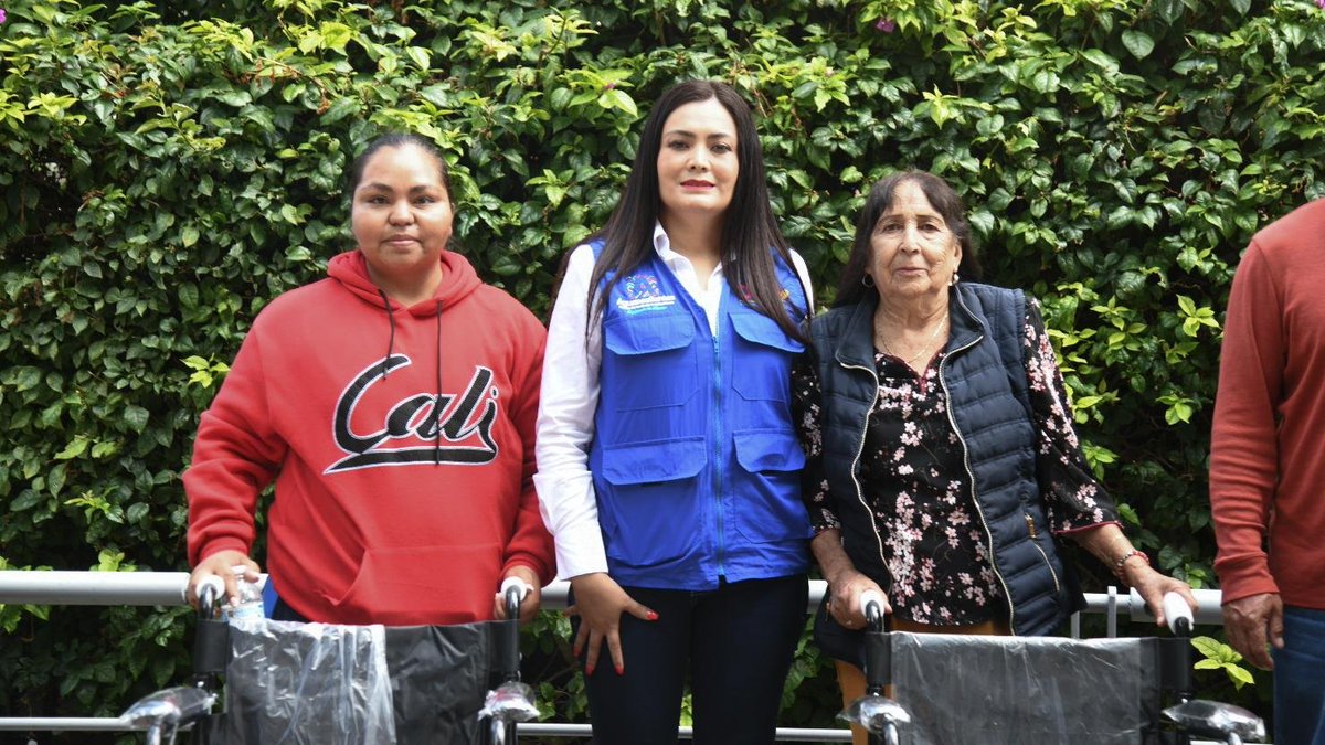 DIFAgs's tweet photo. En un evento, lleno de sonrisas, de esos que recargan de mucha energía, entregamos apoyos funcionales a personas con discapacidad motriz y a adultos mayores como: sillas de ruedas, bastones, andaderas y muletas, para una mejor calidad de vida. https://t.co/QNEU4p4HDB