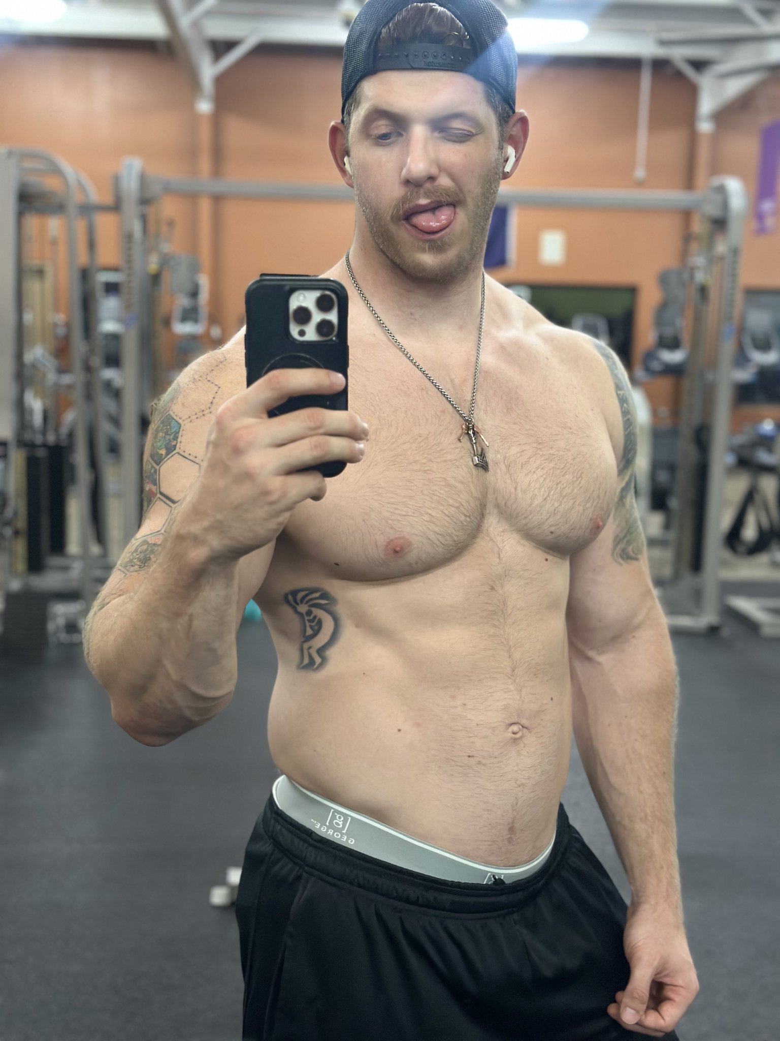 1 pic. Rare clothed selfie (musking up undies at the gym for a fan) https://t.co/z1Hn9o1VJ9