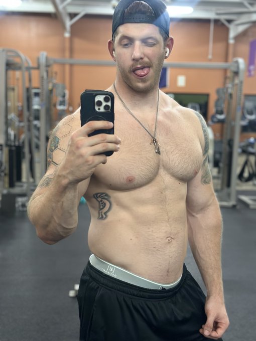 Donnie Rotic (OF No PPV) - 1 pic. Rare clothed selfie (musking up undies at the gym for a fan) https://t.co/z1Hn9o1VJ9