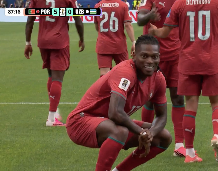 TouchlineX's tweet photo. 📸 - RAFAEL LEAO DOING HIS TRADEMARK CELEBRATION!

THE ONE YOU SEE KIDS DO AT SCHOOL! https://t.co/oTdHVdwEZC