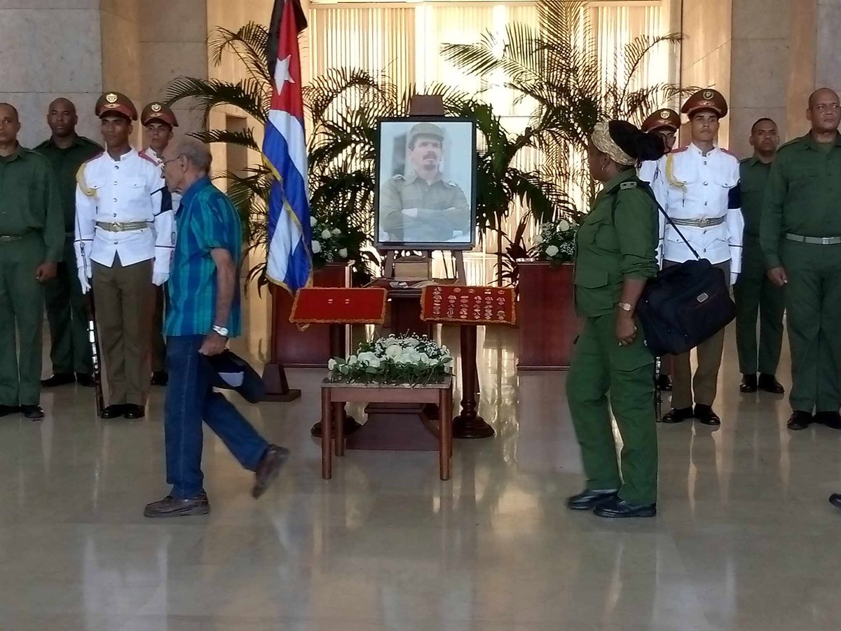 PresidenciaCuba's tweet photo. 🌼| Las honras fúnebres están acompañadas por ofrendas florales del General de Ejército Raúl Castro Ruz; del Primer Secretario del Comité Central del Partido y Presidente, @DiazCanelB; de la Asociación de Combatientes; del pueblo cubano; y de los familiares del Comandante. https://t.co/D7yrR1CFuP