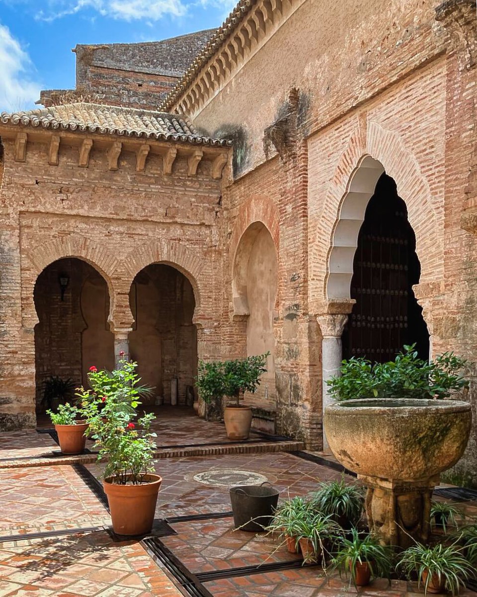RomanicoEspana's tweet photo. En plena ola de calor y ahora que el concepto 'refugio climático' ha acabado calando en nuestras vidas, a ver qué os parece el patio de la iglesia de Santa María de la Granada de Niebla (Huelva), antiguo 'shan' de la mezquita mayor de la Lebla musulmana https://t.co/wFm1dUnPwn