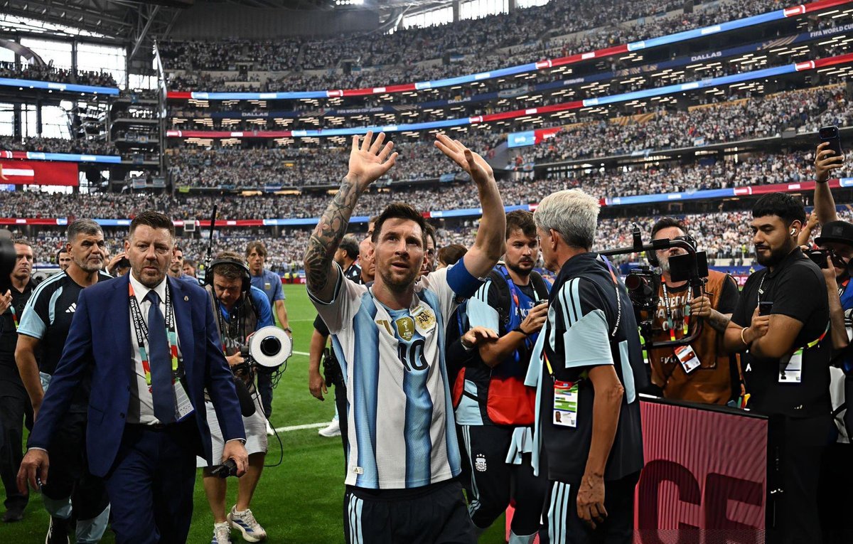 I_Jay_24's tweet photo. Feliz cumpleaños, Leo; gracias por darme la alegría de disfrutar del fútbol. Te quiero mucho, mi amigo. 🐐 https://t.co/EPxOS5sP0t