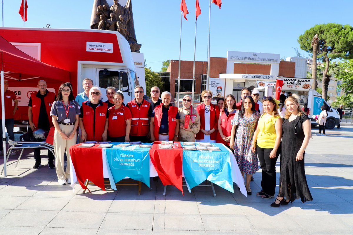 muzafferyurttas's tweet photo. Bir damla kanın damarlarımızdan çıkıp bir başka bedende umut olarak dolaşacağını bilmek ne güzel…

Bugün Cumhuriyet Meydanı’nda kan verdik, hayatlara dokunduk. Birlikte gördük ki iyilik de kan gibi dolaştıkça hayat verir.

🩸 Kan verdik, umut olduk
@TDEDgm https://t.co/ceB9xCtdVK