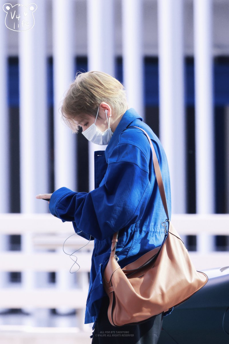 v4life_12's tweet photo. 20260623 ICN✈️ 출국 HQ

뭐 듣고 있어🎧🎵～

#태형 #뷔 #TAEHYUNG #V
#BTS #방탄소년단 @BTS_twt https://t.co/BhnvSFr6CX