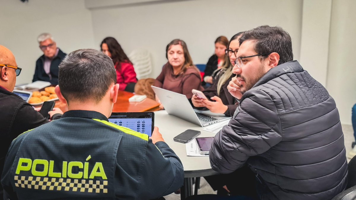 alcaldiausaquen's tweet photo. La seguridad en Usaquén se nota. Hoy en sesión del Consejo Local de Seguridad junto a @GobiernoBTA @PoliciaColombia @personeriabta @SeguridadBOG 

Seguiremos trabajando para garantizar la seguridad, convivencia y acceso a justicia para todos y todas

#QuéNotaUsaquénSeNota https://t.co/jhC17nBrWc
