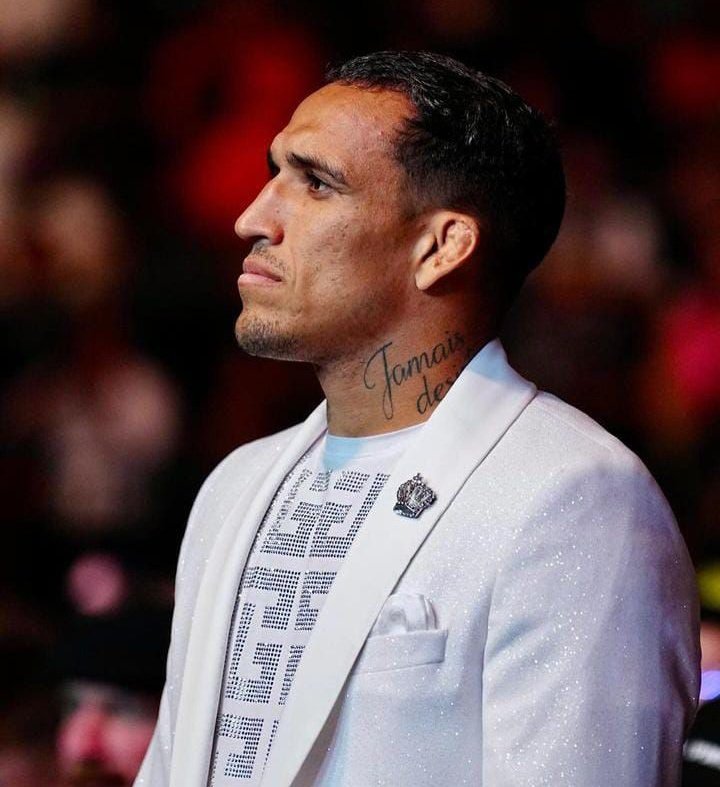 FightFanatic_'s tweet photo. Charles Oliveira questions UFC's handling of back-of-the-head strikes

“Remember when Chandler hit me with 12-15 shots to the back of the head? Pereira took 3 or 4. The UFC and referees need to pay more attention to these situations.

Alex lost Round 1, then this happened in Round 2. I don't know if those shots changed the result, and we'll never know. But at an event that big, things like this can't happen.”
