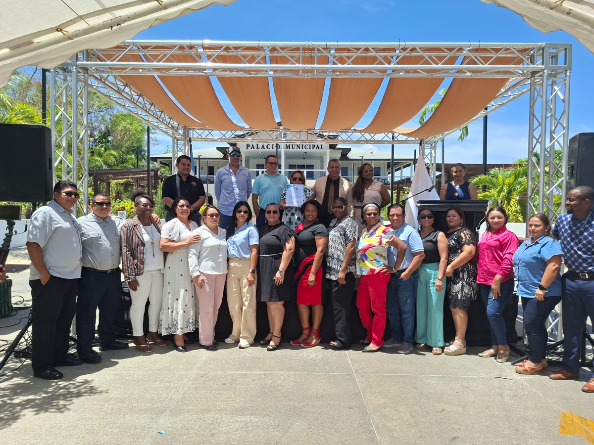 CORPAZTECA's tweet photo. Con entusiasmo, 114 docentes culminaron con éxito el seminario de Inteligencia Artificial, en el Muncipio de Roatán. Una herramienta clave que transformará positivamente la educación. https://t.co/ct1x6QSYwY