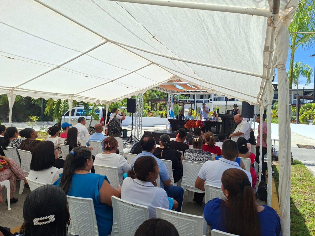 CORPAZTECA's tweet photo. Con entusiasmo, 114 docentes culminaron con éxito el seminario de Inteligencia Artificial, en el Muncipio de Roatán. Una herramienta clave que transformará positivamente la educación. https://t.co/ct1x6QSYwY