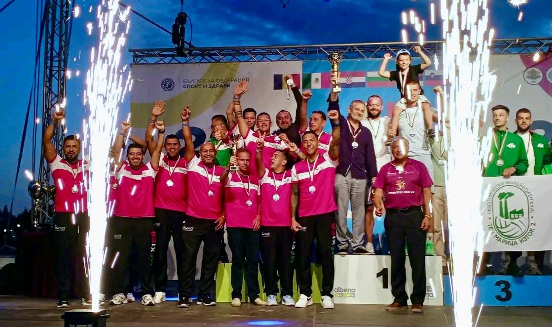 FSTSEmx's tweet photo. 🇲🇽 ¡HISTÓRICO! México conquista la MEDALLA DE PLATA en Bulgaria 🇧🇬

La selección masculina de voleibol FSTSE-SNTSA logró el subcampeonato en el 22° Festival Internacional de los Trabajadores en Albena, Bulgaria.

Integrada por 14 servidores públicos del sector salud, debutó con victoria 3-1 ante Bulgaria y regresó como subcampeona del mundo.

Primer delegación conjunta en la historia que pone en alto el nombre de México y los trabajadores.

Gracias al Lic. @GarciaAyalaM, al Dr. Jorge Alberto Grajales Valdivia y a Luis Manuel Hernández Marroquín.

¡Vamos México!
¡Vamos trabajadores! 
🏐🥈🇲🇽

#FSTSE #SNTSA #MéxicoEnBulgaria #DeporteLaboral #Subcampeones