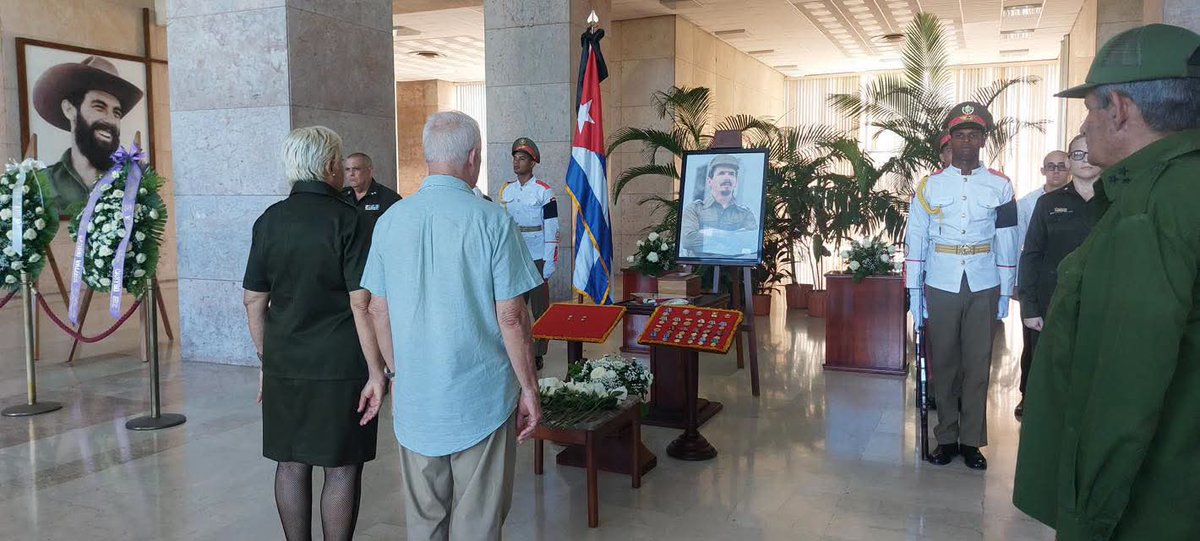 InelProyec17894's tweet photo. 🖤En la sede del Ministerio de las Fuerzas Armadas Revolucionarias inicia este martes 23 de junio, el homenaje del pueblo de Cuba al Comandante de la Revolución Ramiro Valdés Menéndez. #INEL https://t.co/CWcxtu0ASj