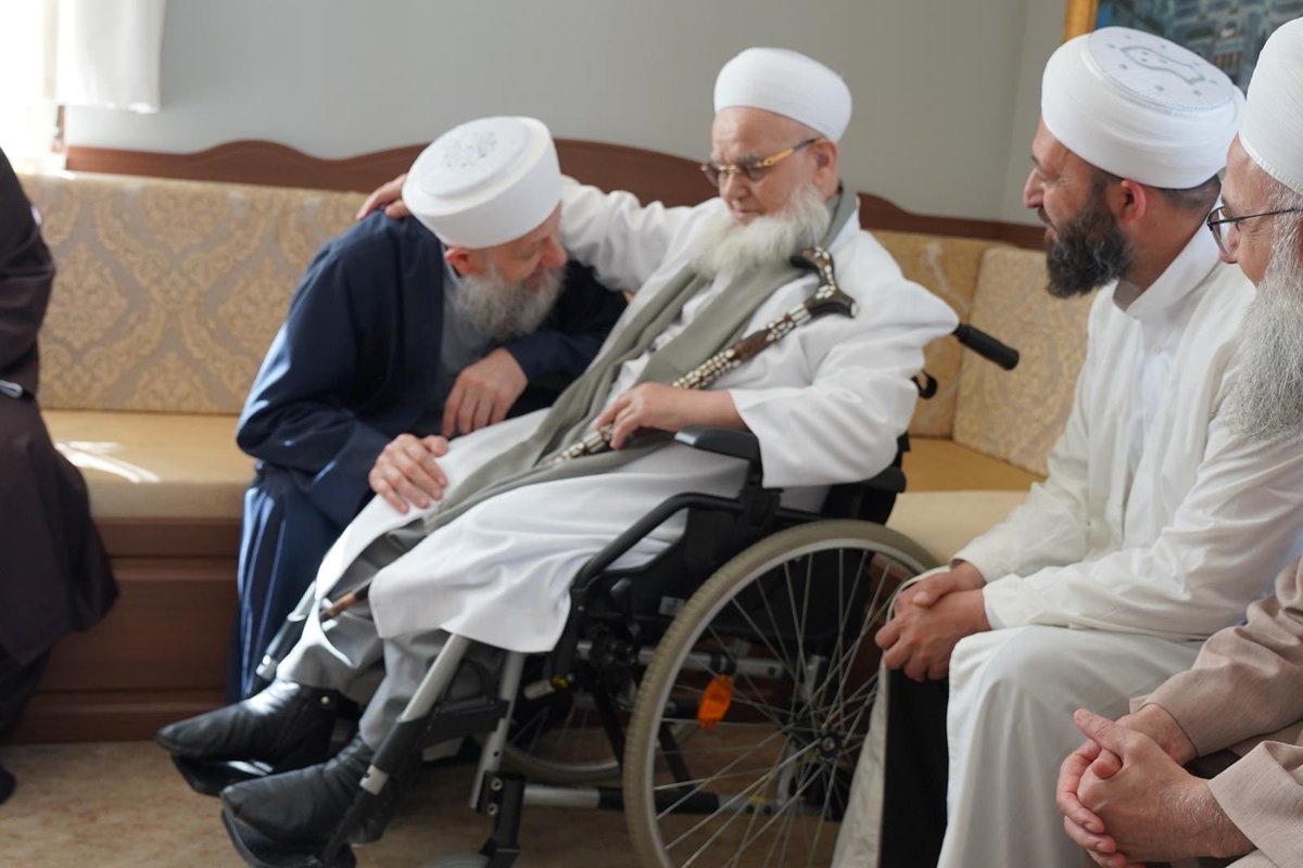 muceddidiyye's tweet photo. 23 Haziran 2026 Salı
8 Muharrem 1447 Salı

Şûrâ-yı Müceddidiyye Vekilleri’nin Emîri, kıymetli İbrahim Efendi Hocamız (Sellemehullâh), Şûrâ-yı Müceddidiyye hocalarıyla birlikte ev hapsinde bulunan Yusuf Ziya Gümüşel Hocaefendi’yi ziyaret ettiler.

Büyük bir hürmet ve muhabbet içerisinde gerçekleşen görüşmede İbrahim Efendi Hocamız, içinde bulunulan bu imtihanın derecelerin yükselmesine vesile olduğunu ifade ederek, Yusuf Hocaefendi’nin bir an evvel bu imtihandan kurtulup feraha kavuşması için dua ve temennilerde bulundular.