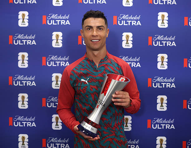 EPLworld's tweet photo. 🔔🇵🇹 

كريستيانو رونالدو يتسلم جائزة رجل لقاء البرتغال أوزبكستان 🥇 https://t.co/e0oa9z8Ba4