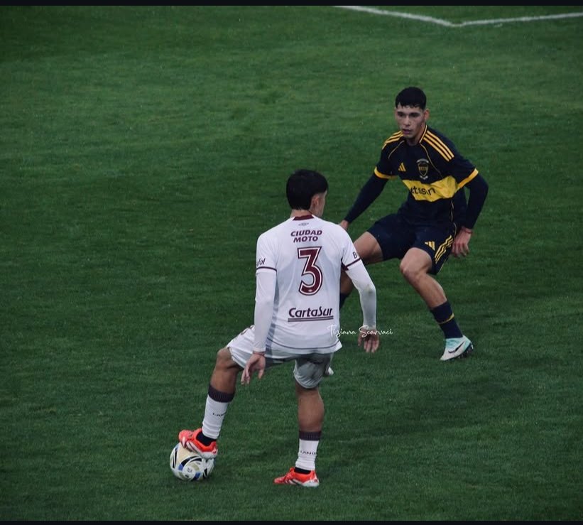 ScoutingAgustin's tweet photo. Un jugador que viene mostrando cosas interesantes es Tomas Lopez, lateral izquierdo (categoría 2007) de la reserva de Lanus. Es un jugador con mucho criterio. https://t.co/O3LKyLMW2y