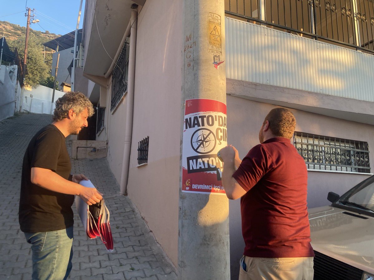 dip_org_tr's tweet photo. 📍İzmir

🚩 Altındağ mahallesinde “NATO’dan Çık! NATO’yu Yık!” yazılı afişlerimizi astık.

‼️NATO kisvesiyle Türkiye’ye gelen Gazze soykırımının failleri, halkların katilleri ve tüm insanlığın düşmanı  Epstein koalisyonudur!

‼️ Katil Trump’ın onur konuğu olduğu, Siyonist İsrail’in tüm çıkarları ve planlarıyla masada olacağı, Türkiye’ye emperyalist projelerde verilecek kanlı rollerin konuşalacağı bu zirve halkımız için zillettir!

📢NATO’dan çık! NATO’yu yık!