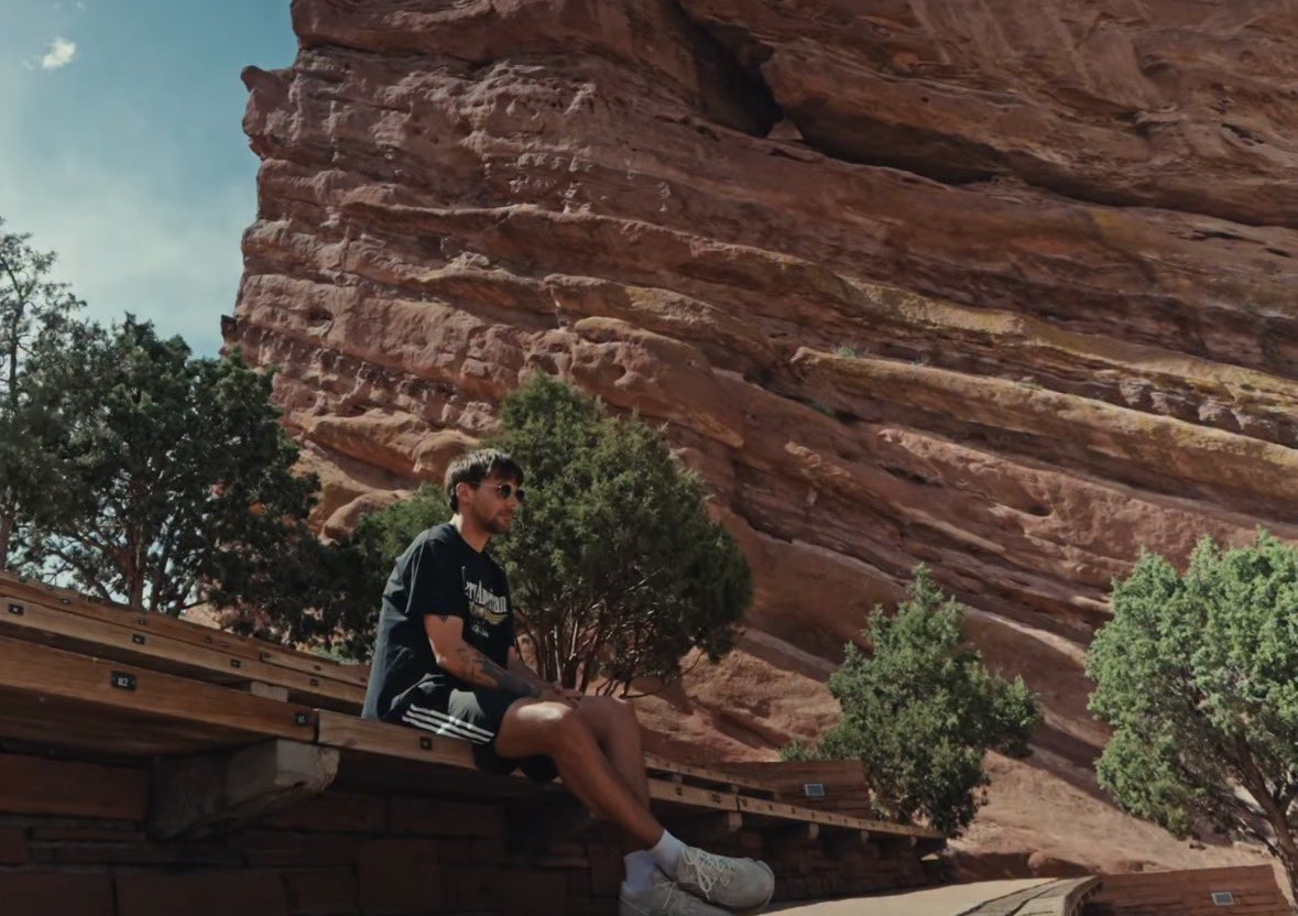 loucidrry's tweet photo. louis at red rocks >>>>>>>>> https://t.co/saluV7wAOE