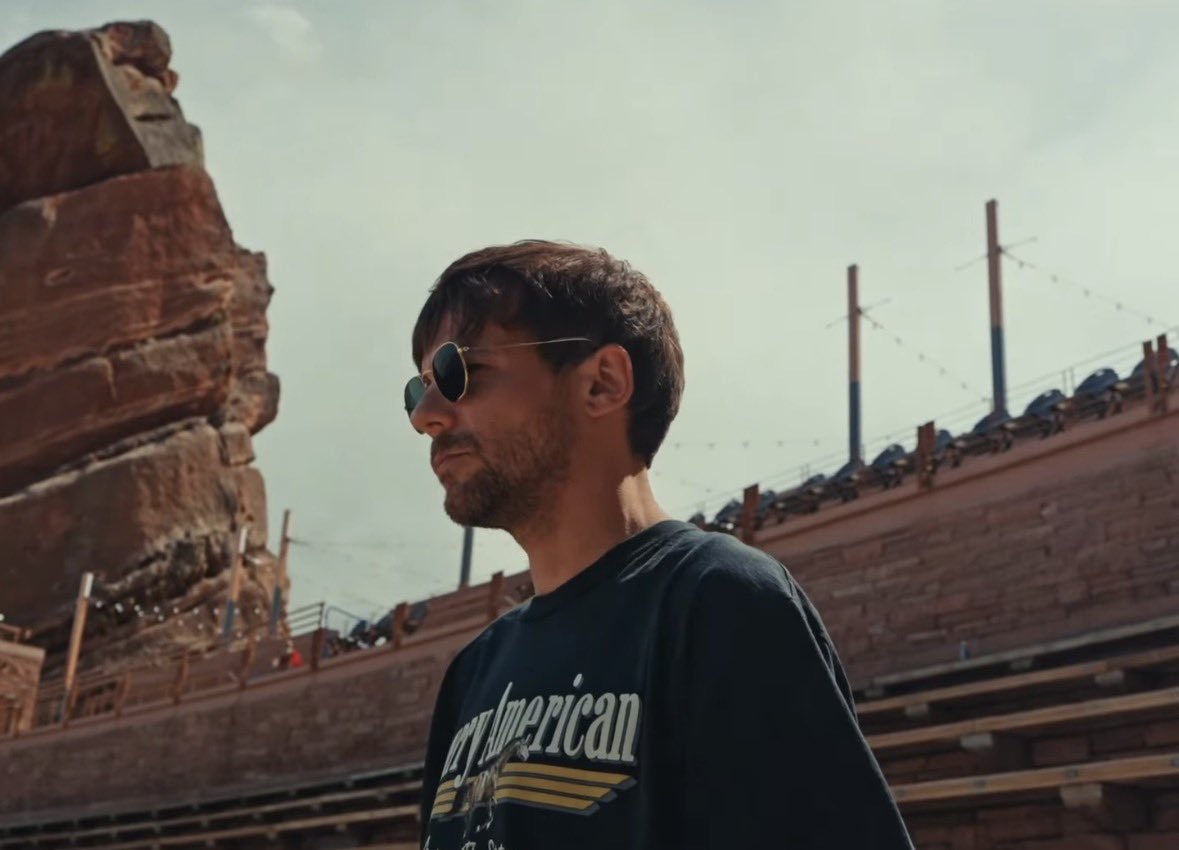 loucidrry's tweet photo. louis at red rocks >>>>>>>>> https://t.co/saluV7wAOE