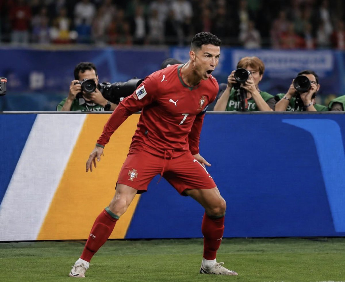 RTRMDrcongo's tweet photo. Portugal écrase l’Ouzbékistan 5-0, Ronaldo entre dans l’histoire

Le Portugal a largement dominé l’Uzbekistan en s’imposant 5-0 lors de leur match du Groupe K de la Coupe du Monde. Cristiano Ronaldo a inscrit un doublé, tandis que Nuno Mendes et Rafael Leão ont chacun marqué un but. Un but contre son camp de l’Ouzbékistan a complété le score.

Grâce à cette victoire, le Portugal renforce ses chances de qualification pour les phases à élimination directe. Cristiano Ronaldo entre également dans l’histoire en devenant le premier joueur à marquer lors de six Coupes du Monde différentes.
#Coupedumonde